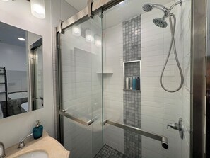 Towels, soap, toilet paper - S4, queen Villege quiet  one bedroom, share bathroom and kitchen. (Philadelphia)
