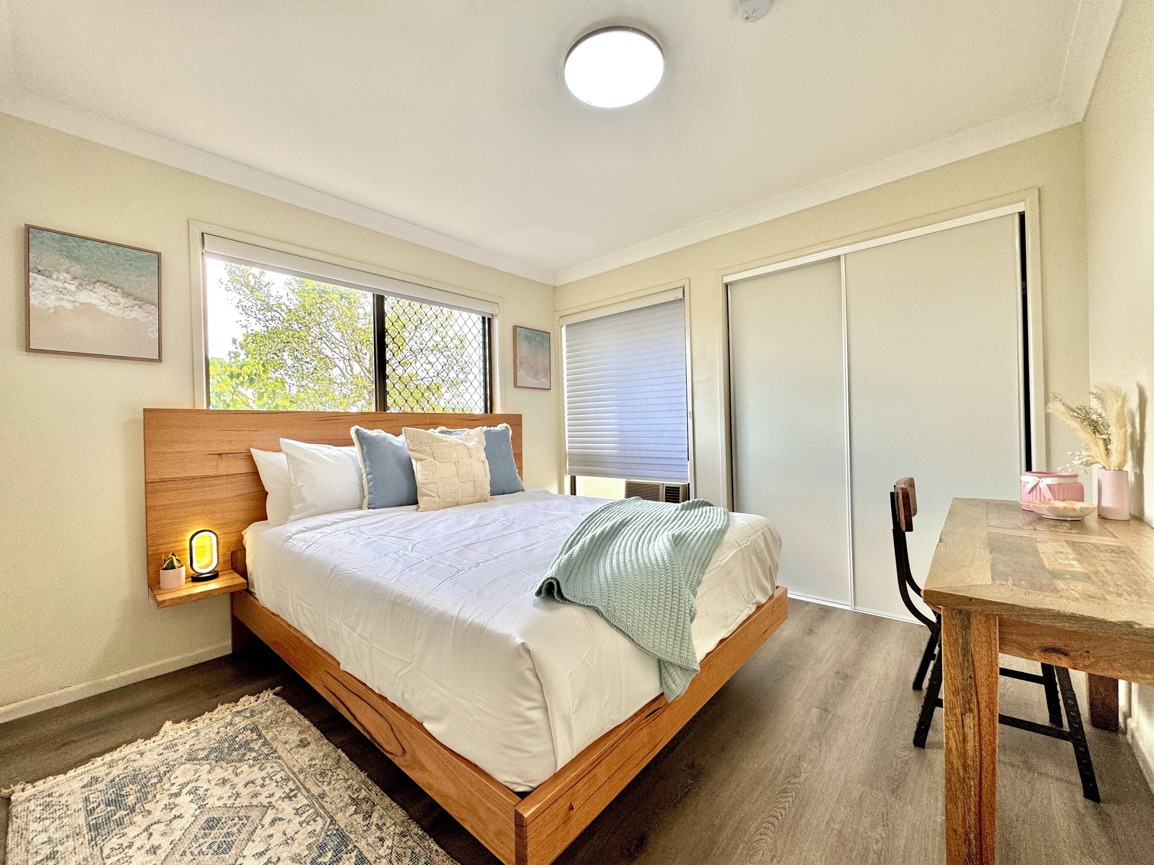 Een strijkplank/strijkijzer, wifi, beddengoed