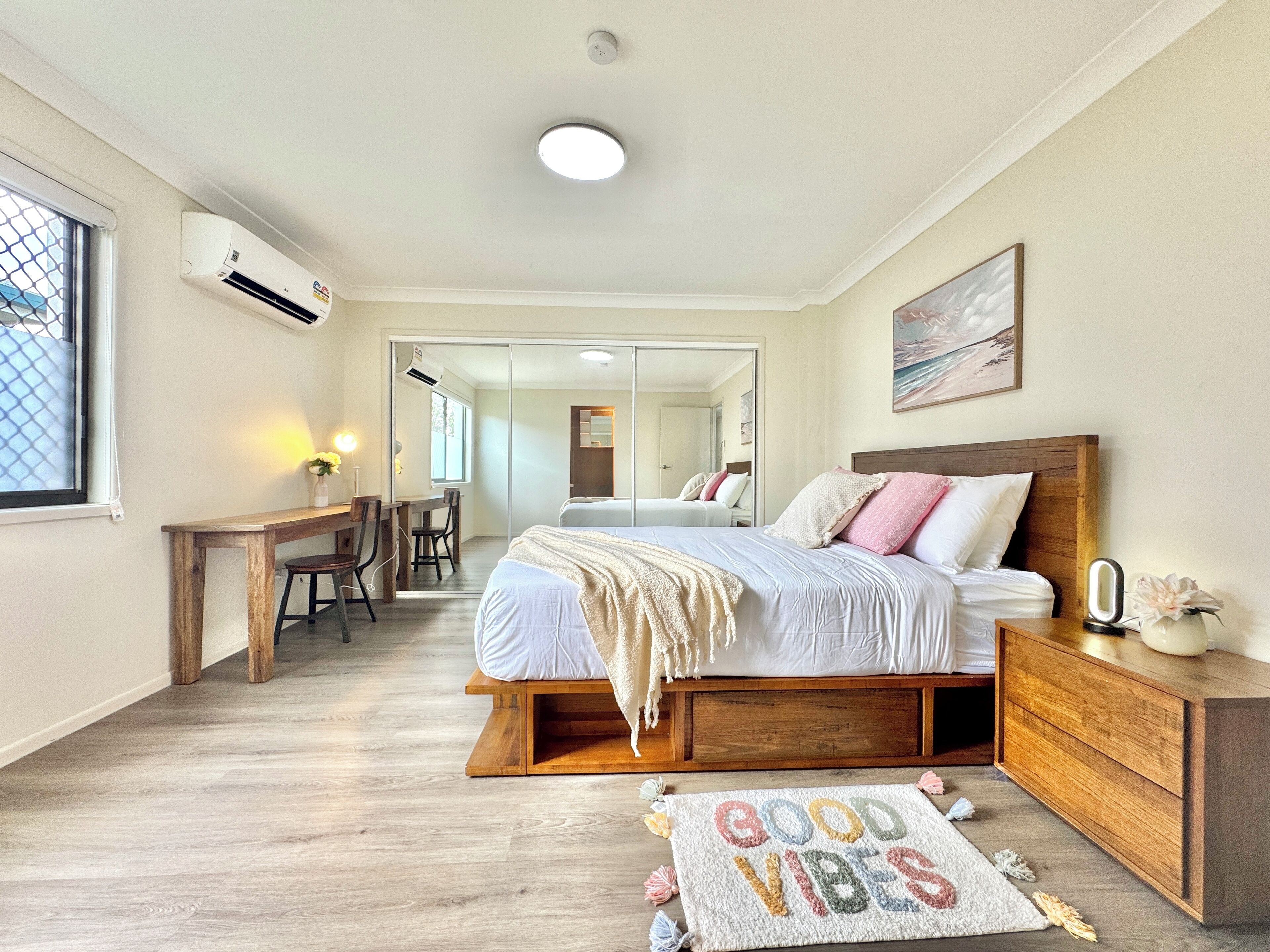 Een strijkplank/strijkijzer, wifi, beddengoed