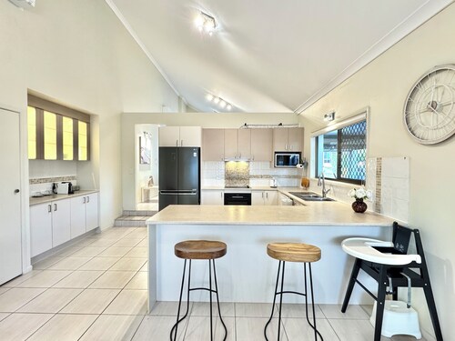 Steps from Sunnybank Hills Shopping •Spacious Home
