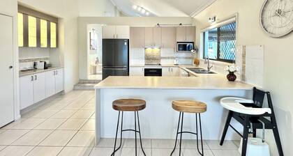 Steps from Sunnybank Hills Shopping •Spacious Home