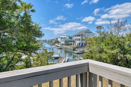 Wonderful 5-bedroom, canal-front house in Garden City