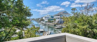 Wonderful 5-bedroom, canal-front house in Garden City