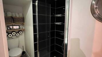 Een douche, een haardroger, handdoeken, zeep