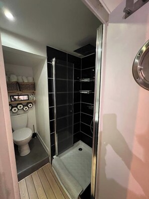 Douche, sèche-cheveux, serviettes fournies, savon