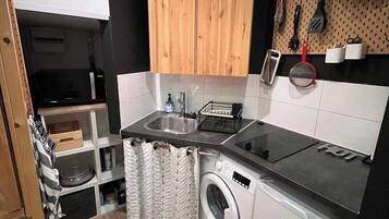 Een koelkast, een microgolfoven, een kookplaat