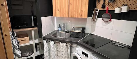 Réfrigérateur, micro-ondes, plaque de cuisson, cafetière/bouilloire