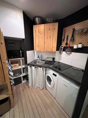 Réfrigérateur, micro-ondes, plaque de cuisson, cafetière/bouilloire