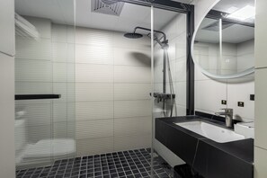 Panoramic Apartment | Bathroom | Free toiletries, hair dryer, towels, shampoo - VanInn Guangzhou , Step Out to Beijing Road Pedestrian Street , Gongyuanqian & Beijing Road Metro - Canton Fair (Guangzhou)