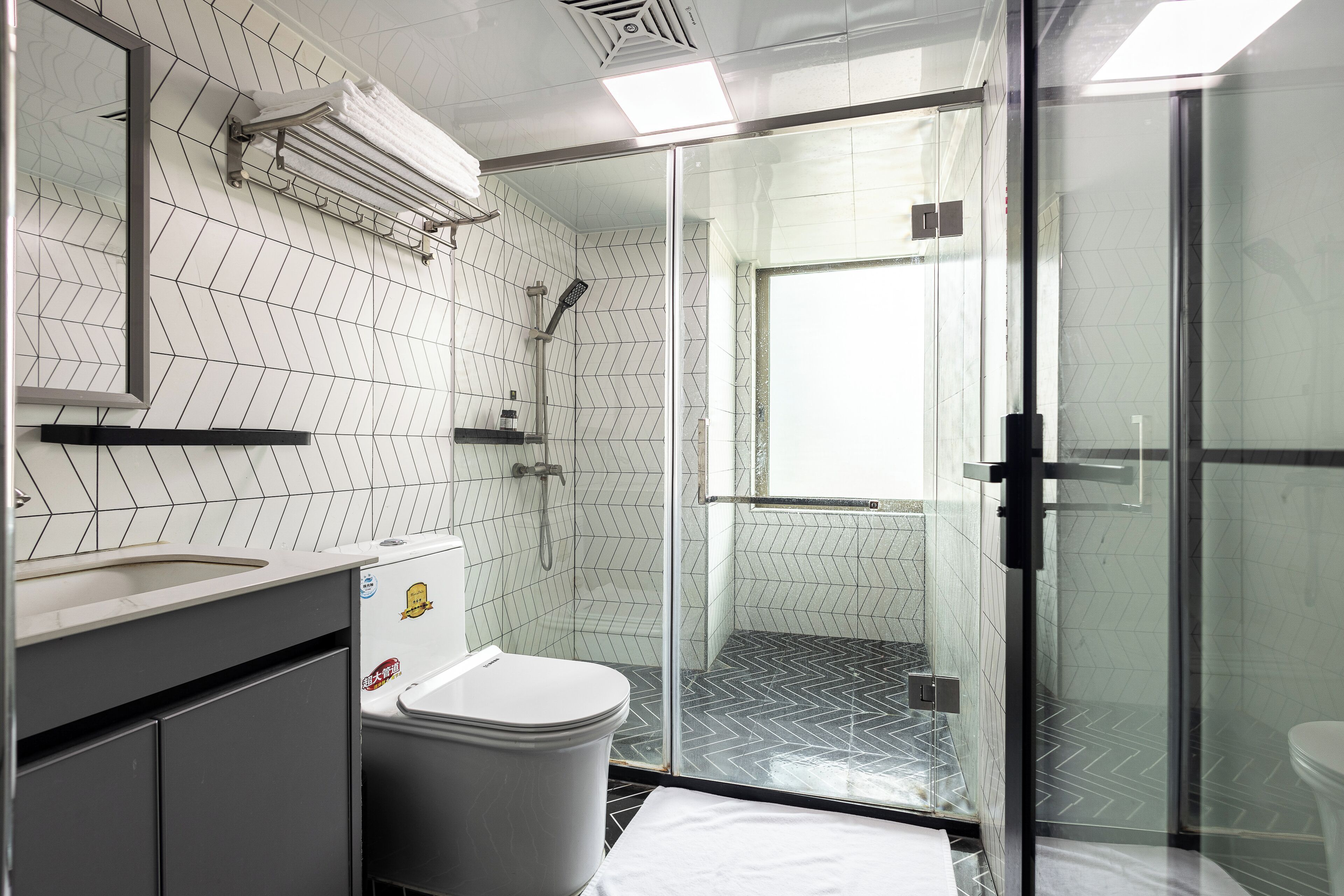 Standard Double or Twin Room | Bathroom