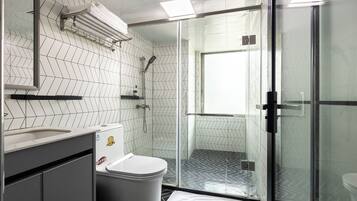 Standard Double or Twin Room | Bathroom