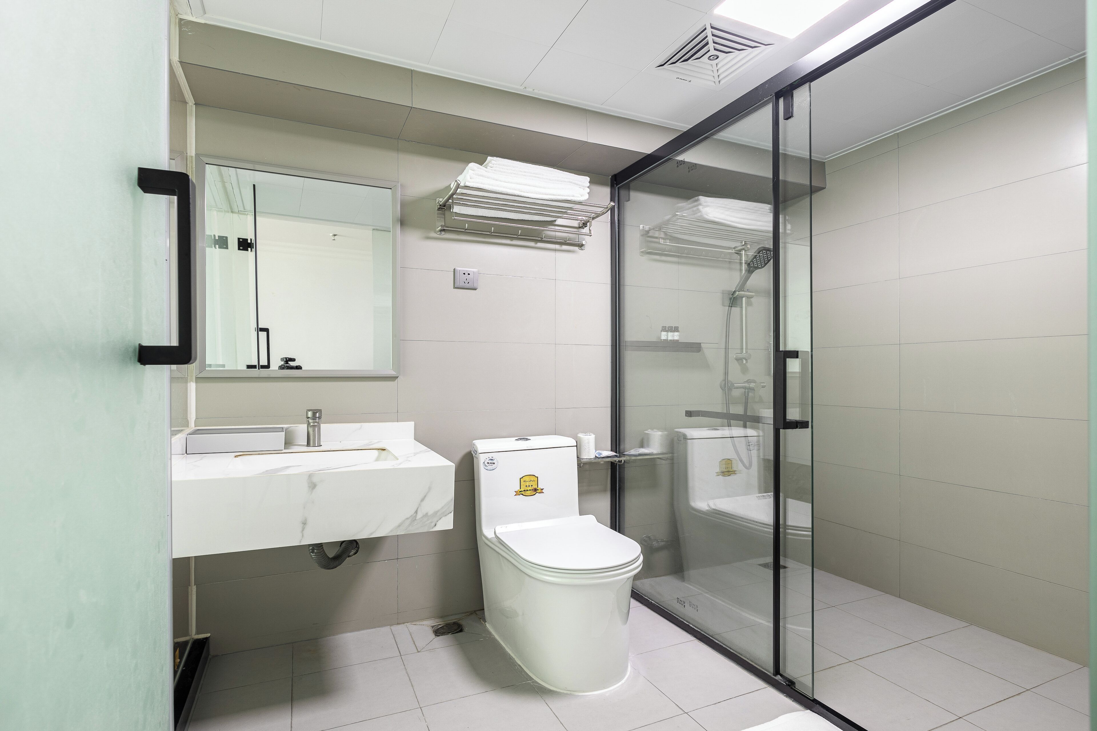 Panoramic Apartment | Bathroom | Free toiletries, hair dryer, towels, shampoo