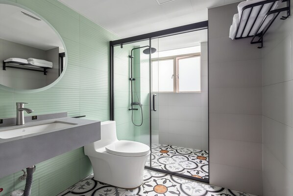 A modern bathroom with a toilet, sink, and shower. - VanInn Guangzhou , Step Out to Beijing Road Pedestrian Street , Gongyuanqian & Beijing Road Metro - Canton Fair (Guangzhou)