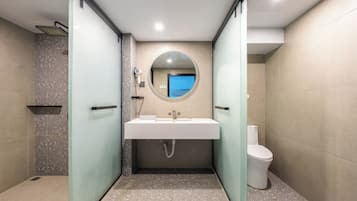 Exclusive Apartment | Bathroom | Free toiletries, hair dryer, towels, shampoo