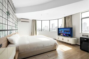 A modern hotel room with a large bed, a flat-screen TV, a city view, and a large window. - VanInn Guangzhou , Step Out to Beijing Road Pedestrian Street , Gongyuanqian & Beijing Road Metro - Canton Fair (Guangzhou)