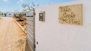 Un cancello d'ingresso a una proprietà chiamata 'Villa Centro Vili'.