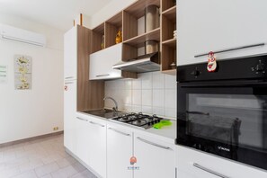 Refrigerador, utensilios de cocina y comedor 