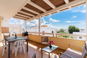 Outdoor dining - Peony House by Vivimy (Ugento)