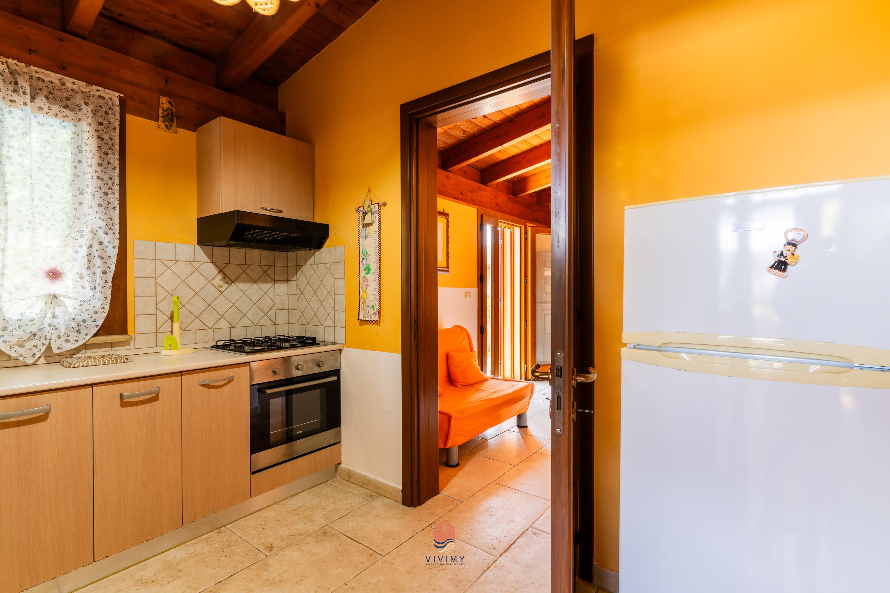 Frigorifero, forno, pentole/stoviglie/utensili, tavolo da pranzo