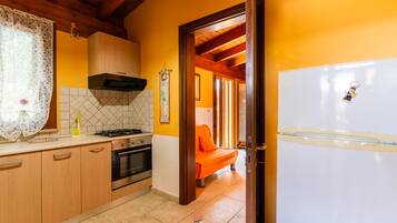 Frigorifero, forno, pentole/stoviglie/utensili, tavolo da pranzo