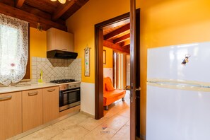 Frigorifero, forno, pentole/stoviglie/utensili, tavolo da pranzo