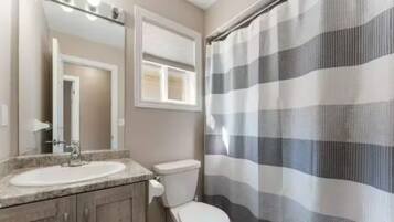 Een bidet, handdoeken, zeep, toiletpapier