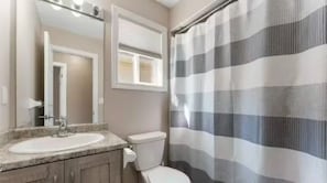 Bidet, Handtücher, Seife, Toilettenpapier