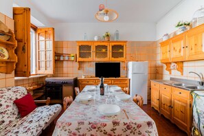 コーヒー / ティーメーカー、調理器具と食器、ダイニングテーブル
