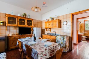 Coffee/tea maker, cookware/dishes/utensils, dining tables - Villa Miramar by Vivimy (Tricase)