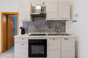 Kühlschrank, Mikrowelle, Ofen, Wasserkocher mit Kaffee-/Teezubehör