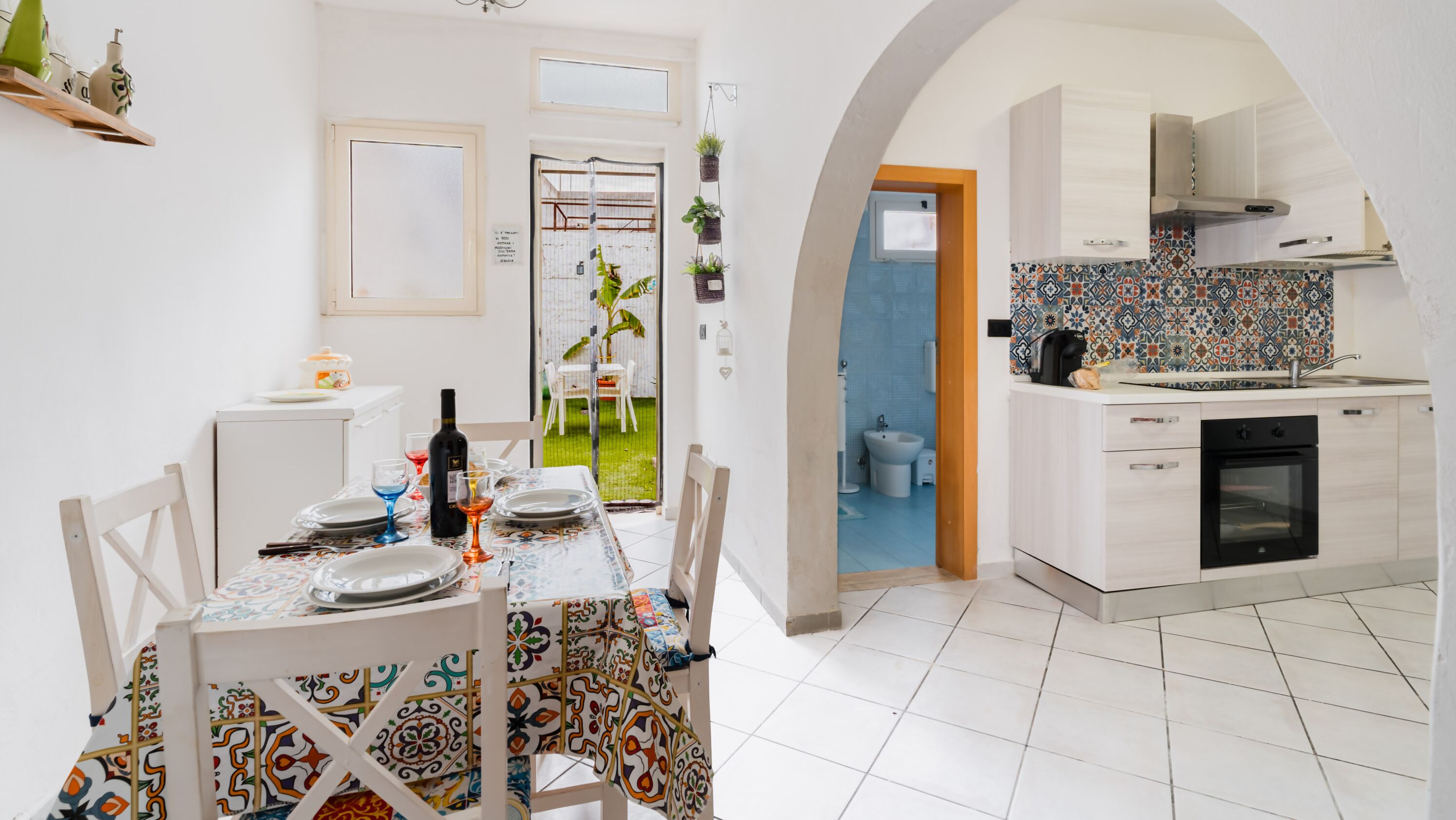 Kühlschrank, Mikrowelle, Ofen, Wasserkocher mit Kaffee-/Teezubehör