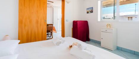 1 bedroom, bed sheets