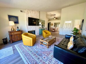 Smart TV - 2-Bedroom Desert Condo with Golf & Mountain Views, Pool, Tennis & Gym (Palm Desert)