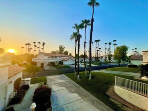 Property grounds - 2-Bedroom Desert Condo with Golf & Mountain Views, Pool, Tennis & Gym (Palm Desert)