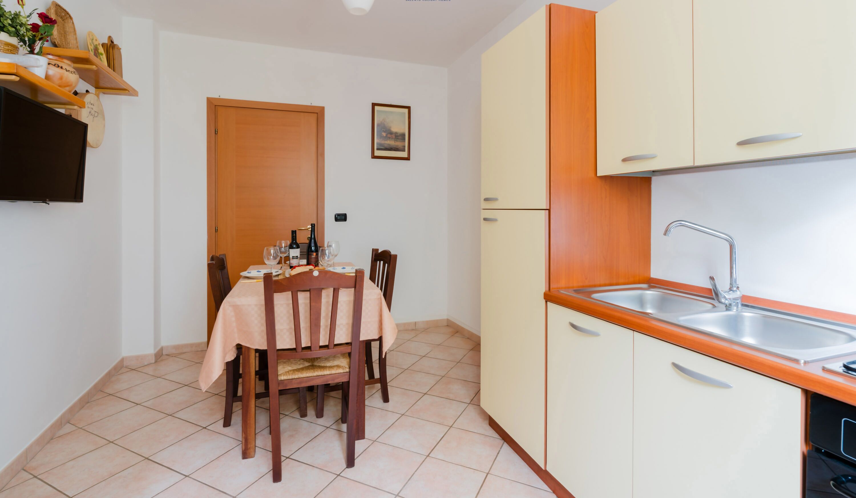 Kühlschrank, Mikrowelle, Ofen, Wasserkocher mit Kaffee-/Teezubehör