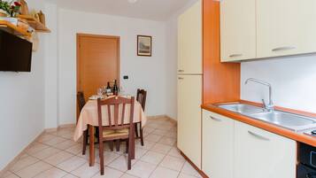 Kühlschrank, Mikrowelle, Ofen, Wasserkocher mit Kaffee-/Teezubehör