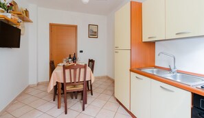 Kühlschrank, Mikrowelle, Ofen, Wasserkocher mit Kaffee-/Teezubehör