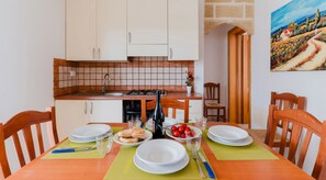 Refrigerador, horno, cafetera y tetera y utensilios de cocina 