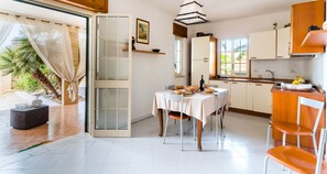 Fridge, oven, cookware/dishes/utensils, dining tables - Archimare Basic - Torre Vado (Torre Vado)