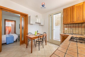 Kühlschrank, Wasserkocher mit Kaffee-/Teezubehör, Esstisch