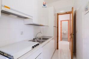 Kühlschrank, Ofen, Kochgeschirr/Geschirr/Besteck, Esstisch