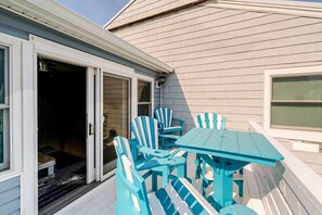 Outdoor dining - Family-Friendly Surf City Stay with Spectacular Ocean Views! (Surf City)