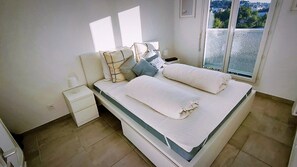 Free WiFi - Rental of a T3 for 6 in a residence with swimming pool, 900m from the beach. (LE LAVANDOU)