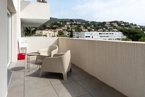 Property grounds - Rental of a T3 for 6 in a residence with swimming pool, 900m from the beach. (LE LAVANDOU)