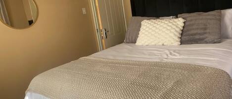 2 Schlafzimmer, BĂŒgeleisen/BĂŒgelbrett, WLAN, BettwĂ€sche