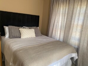 Iron/ironing board, WiFi, bed sheets - Lovely 2-bedroom apartment in fantastic Manzini location (Manzini)