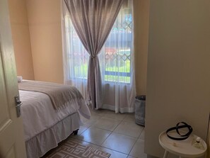 2 habitaciones, tabla de planchar con plancha, wifi y ropa de cama