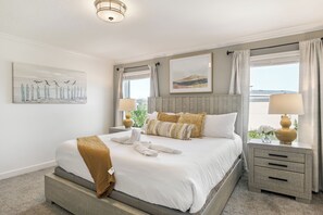 A neatly arranged bedroom with a bed, bedside tables, and artwork on the walls. - Family Private Pool Villa Near Disney & Universal
BBQ+Resort+LazyRiver+Waterpark (Kissimmee)
