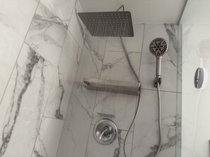 Shower, eco-friendly toiletries, hair dryer, towels - 2BR+Den Palm Springs Retreat Pool and Spa Mountain Views Near Coachella (Palm Springs)
