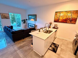Smart TV, fireplace, computer monitors, printers - 2BR+Den Palm Springs Retreat Pool and Spa Mountain Views Near Coachella (Palm Springs)